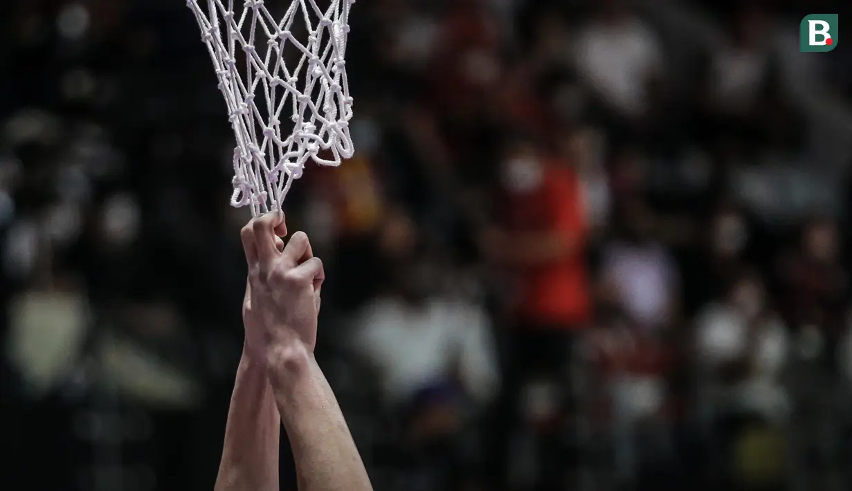 Tangan pemain Timnas Basket Indonesia, Derrick Michael saat menarik jala ring basket pada matchday kedua Grup A FIBA Asia Cup 2022 antara Timnas Basket Indonesia melawan Timnas Basket Yordania di Istora Senayan, Jakarta, Kamis (14/07/2022). (Bola.com/Bagaskara Lazuardi)