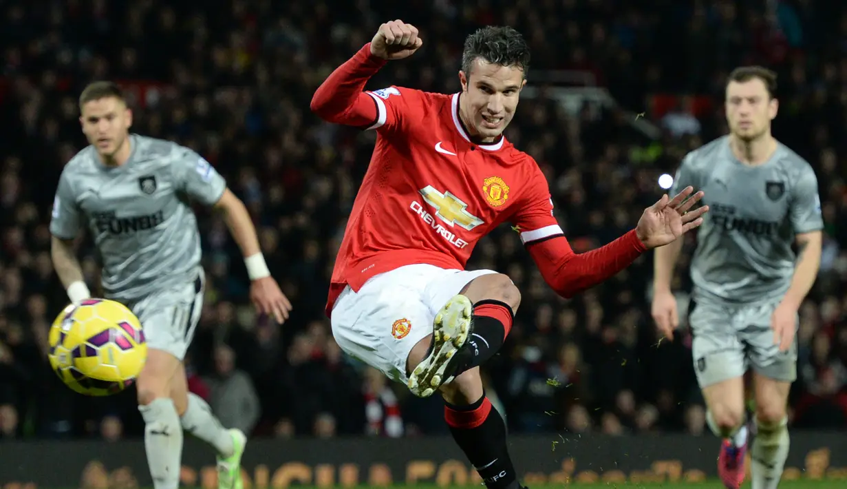 Robin van Persie. Striker oportunis ini pensiun bersama klub terakhirnya Feyenoord pada musim 2018/2019. Total 18 tahun berkarier, ia tampil dalam 593 laga dengan mencetak 272 gol. Sebagian besar kariernya dihabiskan di Inggris bersama Arsenal dan Manchester United. (Foto: AFP/Oli Scarff)