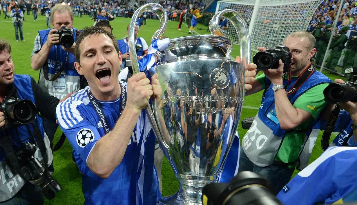 Frank Lampard yang telah pensiun pada Februari 2017 bersama New York City di MLS tercatat memiliki koleksi 23 gol di Liga Champions bersama Chelsea. Bersama Chelsea, Frank Lampard tampil dalam 102 laga di Liga Champions selama 11 musim berturut-turut mulai 2003/2004 hingga 2013/2014. Satu trofi Liga Champions sukses diraihnya pada musim 2011/2012 setelah menang adu penalti 4-3 (1-1) atas Bayern Munchen di partai final. (AFP/Adrian Dennis)