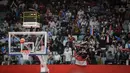 <p>Penonton memberikan dukungan kepada Timnas Basket Indonesia saat matchday pertama Grup A FIBA Asia Cup 2022 antara Timnas Arab Saudi melawan Timnas Indonesia di Istora Senayan, Jakarta, Selasa (12/07/2022). (Bola.com/Bagaskara Lazuardi)</p>