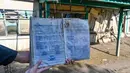 Untuk diketahui, secara resmi, Dinas Pendidikan dan Kebudayaan (Disdikbud) Bireuen telah menetapkan jadwal masuk sekolah usai libur semester pada Senin (5/1/2025). Tampak dalam foto, seseorang membawa buku laporan siswa di sebuah sekolah dasar yang hancur akibat banjir bandang di daerah yang berdekatan dengan Sungai Peusangan di Bireuen, provinsi Aceh, Senin 5 Januari 2026. (CHAIDEER MAHYUDDIN/AFP)