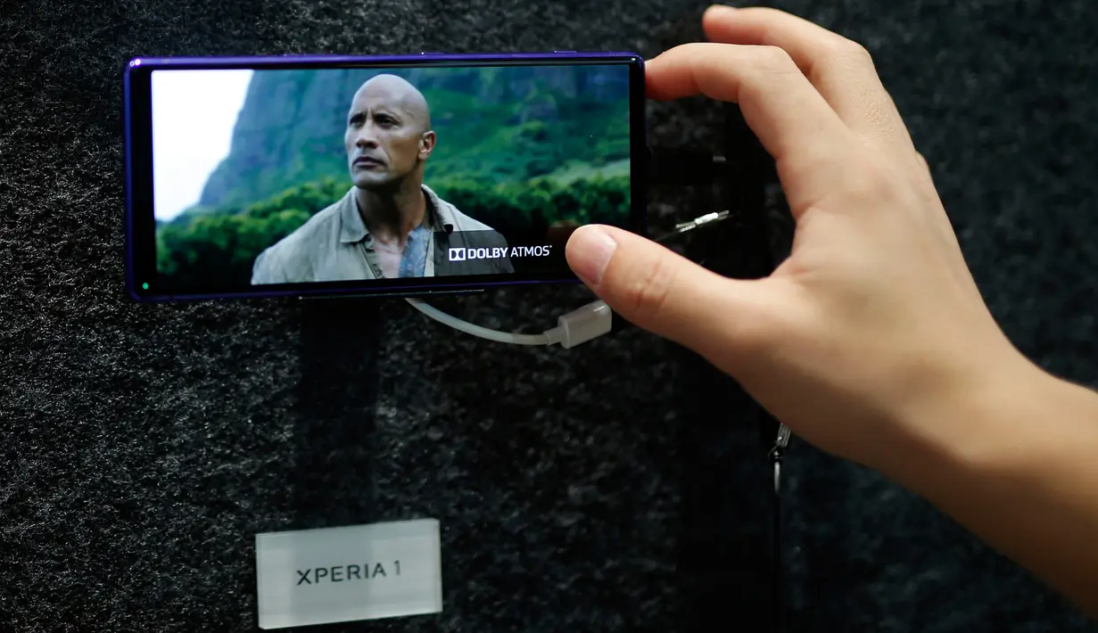 Penunjung menonton film di smartphone Sony Xperia 1 dalam gelaran Mobile World Congress (MWC) 2019 di Barcelona, Spanyol, Kamis (28/2). (Pau Barrena/AFP)