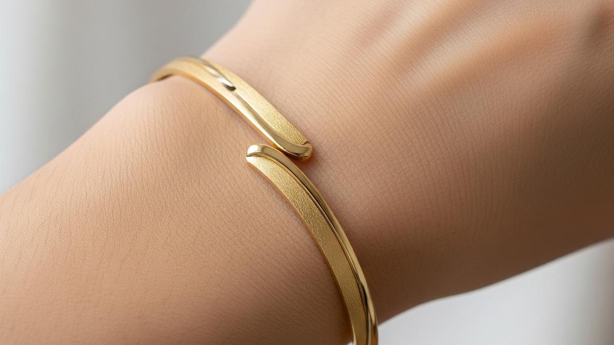 Warna Kulit Kamu Warm atau Cool? Ini Panduan Pilih Gelang Emas agar Tak Terlihat Kusam