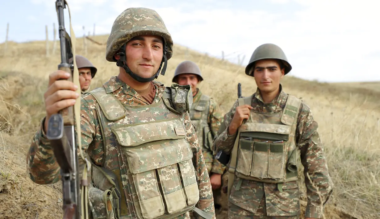 Tentara Armenia berpose di Republik Nagorno-Karabakh, Azerbaijan, Selasa (29/9/2020). Pasukan Armenia dan Azerbaijan saling serang saat memperebutkan Nagorno-Karabakh yang memproklamirkan diri. (Sipan Gyulumyan/Armenian Defense Ministry Press Service/PAN Photo via AP)