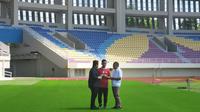 Ketua Umum PSSI, Erick Thohir, Menpora Zainudin Amali, dan Wali Kota Solo, Gibran Rakabuming Raka, saat berdiskusi mengenai progres renovasi Stadion Manahan, Solo, Minggu (12/3/2023). (Bola.com/Radifa Arsa)