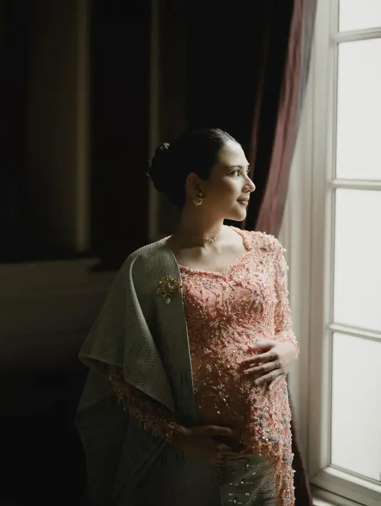 Jessica Mila tampil anggun dalam kebaya bernuansa peach. Potongan pola leher terbuka menampilkan kesan manis yang begitu memikat. Kebaya berpadu kain songket khas batak dengan nuansa hijau kebiruan hadirkan kesan kontras yang begitu memikat. [@jscmila].