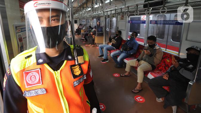 Petugas memakai pelindung wajah dan masker dalam gerbong KRL tujuan Jakarta di Stasiun Bogor, Jawa Barat, Kamis (11/6/2020). PT KCI membatasi jumlah penumpang 35- 40 persen dari kapasitas untuk jaga jarak aman antarpengguna KRL atau sekitar 74 penumpang per gerbong. (merdeka.com/Arie Basuki)