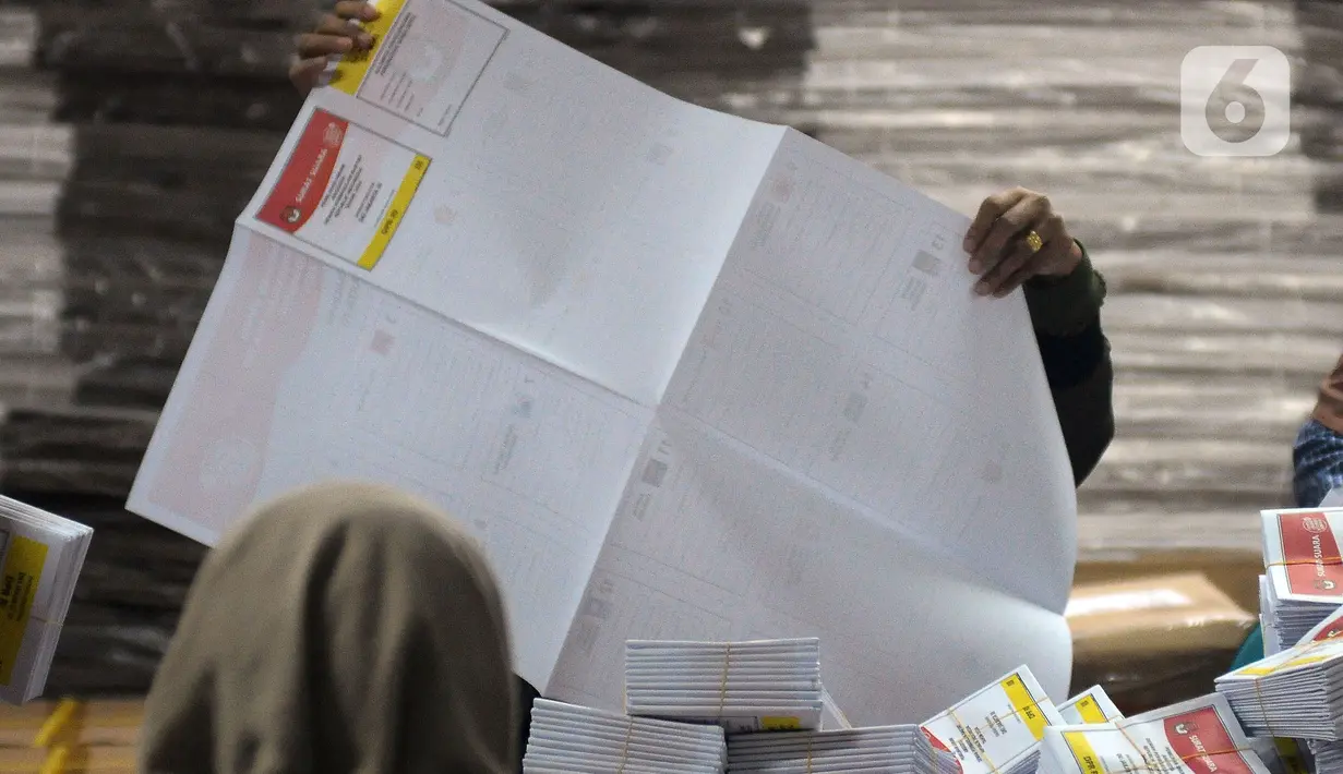 Warga yang dipekerjakan untuk melakukan pelipatan dan sortir surat suara Pemilu 2024 di Gedung Mitra Praja, Sunter, Jakarta Utara, Jumat (5/1/2024). (merdeka.com/Imam Buhori)