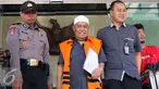 Anggota DPRD Sumatera Utara dari F-Hanura Zulkifli Effendi Siregar berjalan usai diperiksa KPK, Jakarta, Selasa (20/9). Pemeriksaan Zulkifli terkait kasus dugaan suap kepada Anggota DPRD Sumut periode 2009-2014 dan 2014-2019. (Liputan6.com/Helmi Afandi)