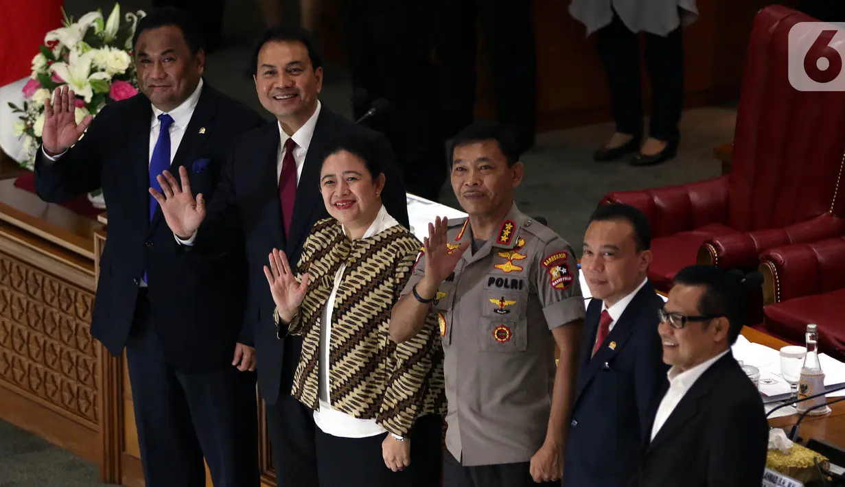 Komjen Pol Idham Aziz (ketiga kanan) melambaikan tangan saat foto bersama Pimpinan DPR dalam rapat paripurna di Kompleks Parlemen, Jakarta,  Kamis (31/10/2019). Rapat paripurna DPR menyetujui Idham Aziz menjadi Kapolri menggantikan Jenderal Polisi (Purn) Tito Karnavian. (Liputan6.com/JohanTallo)