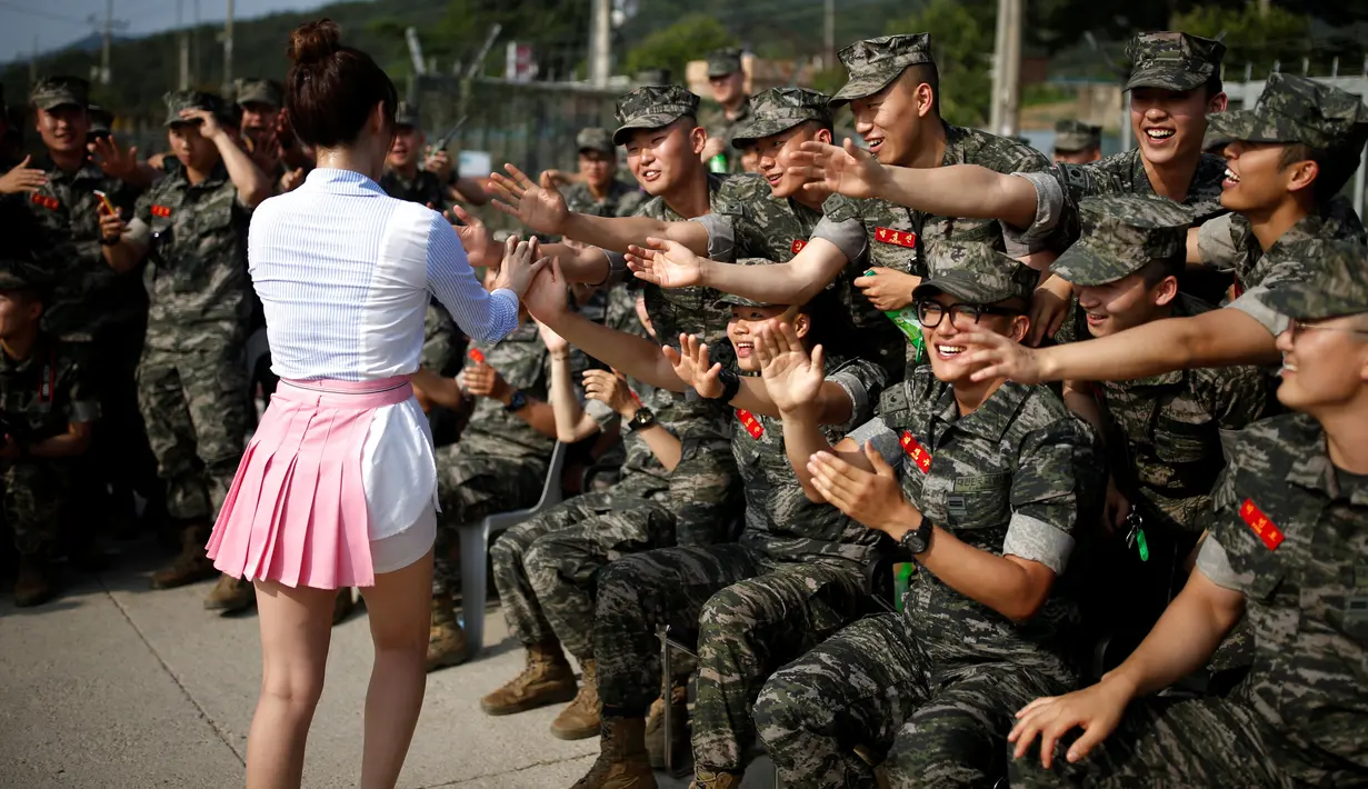 Tentara Korsel tampak girang saat dihibur penyanyi Kpop saat sela-sela latihan militer di pangkalan laut dekat zona demiliterisasi yang memisahkan Korea Selatan dan Korea Utara, Gimpo, Korea Selatan, 10 Juni 2016. (REUTERS / Kim Hong - Ji)
