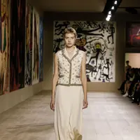 Chiuri melanjutkan fokusnya pada bordir. Chiuri menciptakan potongan-potongan yang menyebabkan interaksi dengan tubuh dan ruang di sekitarnya seperti celana ketat bersulam rumitnya bersinar ke segala arah dengan setiap langkah. (Dior)