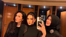 Momen bahagia ini diabadikan dalam beberapa foto yang memperlihatkan keakraban keluarga. Semua anggota keluarga tampil kompak dengan busana serba hitam, menciptakan kesan elegan dalam setiap jepretan. Linda sendiri tampak begitu berseri-seri saat berpose dengan kue ulang tahunnya, menikmati kebersamaan di hari spesialnya. (Liputan6.com/IG/@linda_darmawan03)