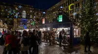 Pengunjung memadati stan di pasar Natal di Forum Humboldt, Berlin, pada 19 Desember 2024 di Berlin, Jerman, selama musim liburan.John MACDOUGALL / AFP