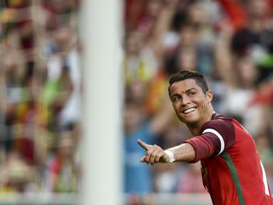 Cristiano Ronaldo merayakan golnya ke gawang Estonia  pada laga persahabatan di Estadio da Luz, Lisabon, (9/6/2016) dini hari WIB. (AFP/Patricia De Melo Moreira)