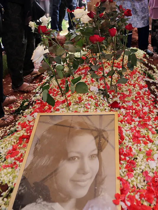 "Kami selalu menemani, lengkap sama keluarga. Kondisinya memang sudah lemah  dan kami memang hanya bisa berdoa saja. Nggak ada (pesan)," kata Frans. (Deki Prayoga/Bintang.com)