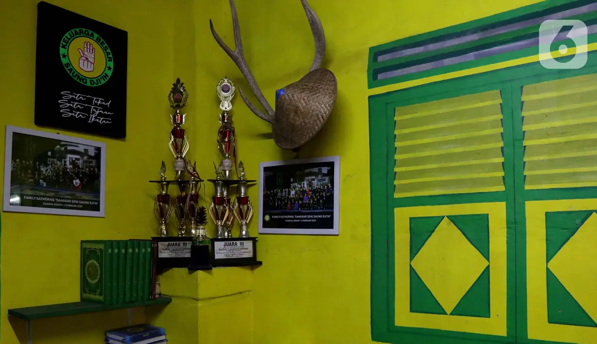 Beragam penghargaan dan piala dari berbagai ajang seni dan budaya berhasil didapat Sanggar Saung Dji’ih. Hal ini membuktikan eksistensi Sanggar Saung Dji’ih yang secara resmi didirikan 13 tahun lalu atau tepatnya pada 14 Februari 2008. (Liputan6.com/Helmi Fithriansyah)