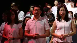 Karyawan EMTEK Group beragama Nasrani menghadiri Perayaan Natal Persekutuan Doa SCTB - Emtek Group 2019 di Studio 6 Emtek City, Jakarta, Kamis (19/12/2019). Acara yang juga diisi Agnez Mo Christmas Concert – The Greatest Love ini akan disiarkan pada 24 Desember di SCTV. (Liputan6.com/Johan Tallo)