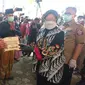 Mensos Risma menyerahkan bantuan kepada korban longsor di Pamekasan, Jatim. (Dok Kemensos)