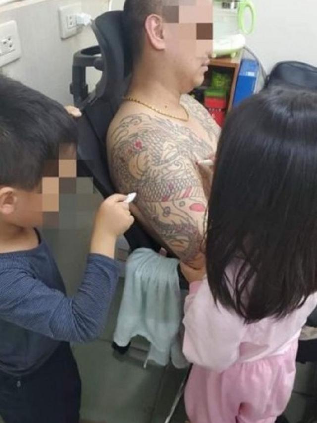 Viral, Seorang Ayah Menjadi Kanvas Gambar Anaknya Saat Jalani WFH