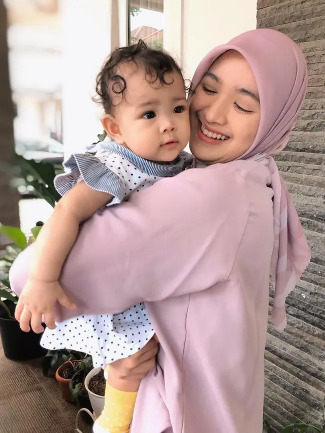 Tampil Keibuan, Ini 6 Potret Cut Syifa Saat Gendong Anak yang Tuai Pujian