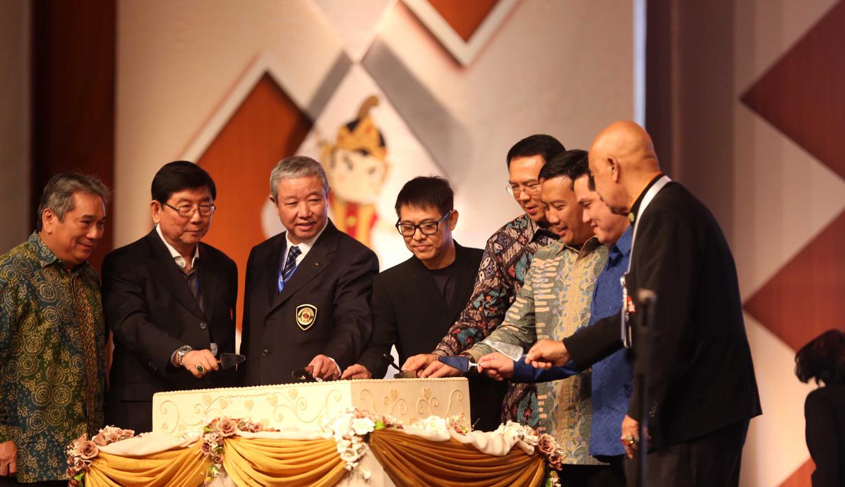 Bintang Film Jet Li (tengah) bersama Gubernur DKI Jakarta, Basuki Tjahaja Purnama, dan Menpora Imam Nahrawi memotong kue pada Pembukaan Kejuaraan Dunia Wushu 2015 di JCC, Senayan, Jakarta, Jumat (13/11/2015). (Bola.com/Nicklas Hanoatubun).