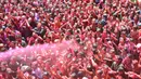 Umat Hindu India disemprot dengan cairan berwarna dalam festival keagamaan Holi di Kuil Swupramayan Kalupur, Ahmedabad, Rabu (20/3). Holi merupakan festival Hindu terbesar di India yang menandai dimulainya musim semi. (SAM PANTHAKY / AFP)