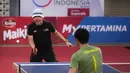 Selebritas Aldi Taher (kiri) berusaha mengembalikan bola ke arah Rizky Billar saat laga tenis meja Turnamen Olahraga Selebriti Indonesia (TOSI) di GOR UNJ, Jakarta, Minggu (16/07/2023). Aldi Taher kalah tiga set langsung dari Rizky Billar dengan skor 12-21, 15-21, 11-21. (Bola.com/Bagaskara Lazuardi)
