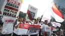 Massa Komite Independen Pemantau Pemilu (KIPP) membawa spanduk dan bendera merah putih saat melakukan aksi damai terkait Pilkada DKI Jakarta, Minggu (12/3). (Liputan6.com/Immanuel Antonius)