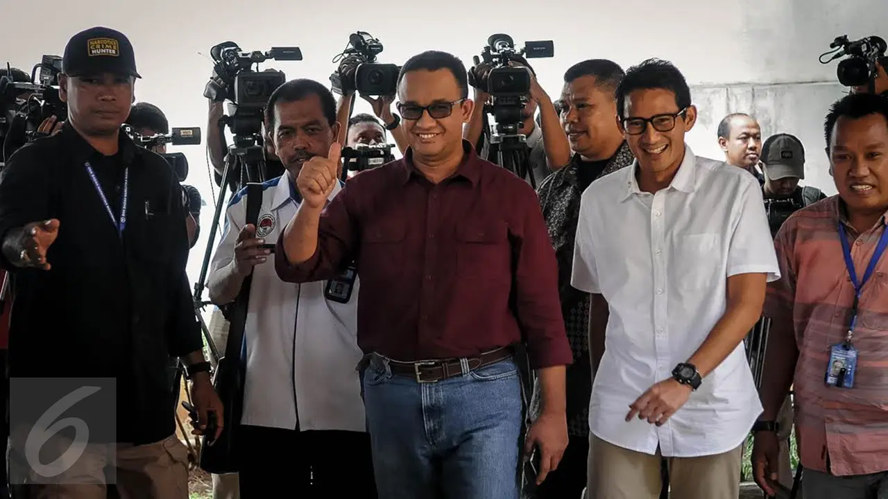 20160925-Anies-Sandiaga Uno Acungkan Jempol Sebelum Jalani Tes Narkoba di BNN-Jakarta