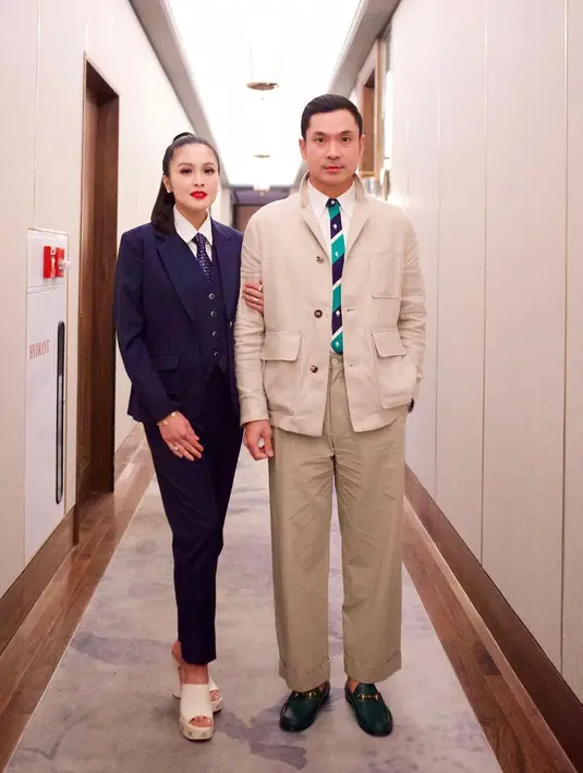 Dengan warna yang kontras, Harvey Moeis pilih kenakan blazer berkantung dengan oversized pants [@sandradewi88]