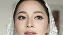 Sementara untuk complexion dibuat dewy finish look untuk menciptakan tampilan kulit bumil yang sehat dan glowing. [@evalovira].