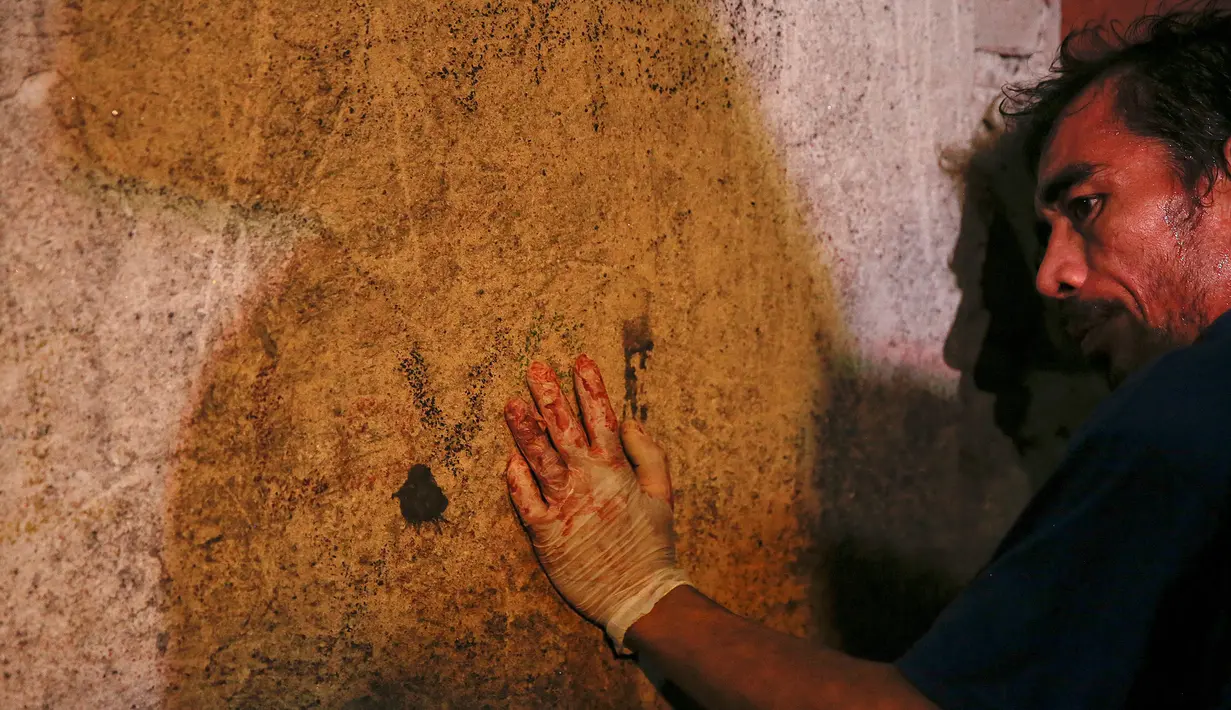 Seorang petugas berada di lokasi penembakan lima orang oleh orang tak dikenal di Manila, Filipina (1/11). Lima orang tersebut diduga pengedar dan bandar narkoba. (REUTERS/Damir Sagolj)