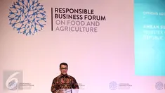 Menteri Pertanian, Amran Sulaiman memberikan paparan pada seminar Responsible Business Forum on Food And Agriculutre di Jakarta, Senin (25/4). Forum ini memfokuskan upaya meningkatkan produktivitas bidang pertanian (Liputan6.com/Faizal Fanani)