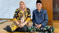 Bakal calon Gubernur Jawa Tengah, Eko Suwarni bersama Kyai Ali Pono, ketika sowan ke Pondok Pesantren Al Iksan Surakarta yang diasuh Kyai Ali Pono. Foto: liputan6.com/felek wahyu&nbsp;