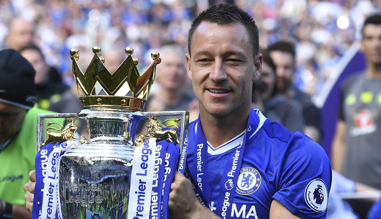 John Terry. Bek asal Inggris ini menjadi salah satu legenda Chelsea atas loyalitasnya selama 19 musim memperkuat Chelsea, mulai 1998/1999 hingga 2016/2017. Kepemimpinannya yang elegan mampu dilengkapi dengan ketajamannya yang mampu mencetak 67 gol dalam 713 laga. (Foto: AFP/Ben Stansall)