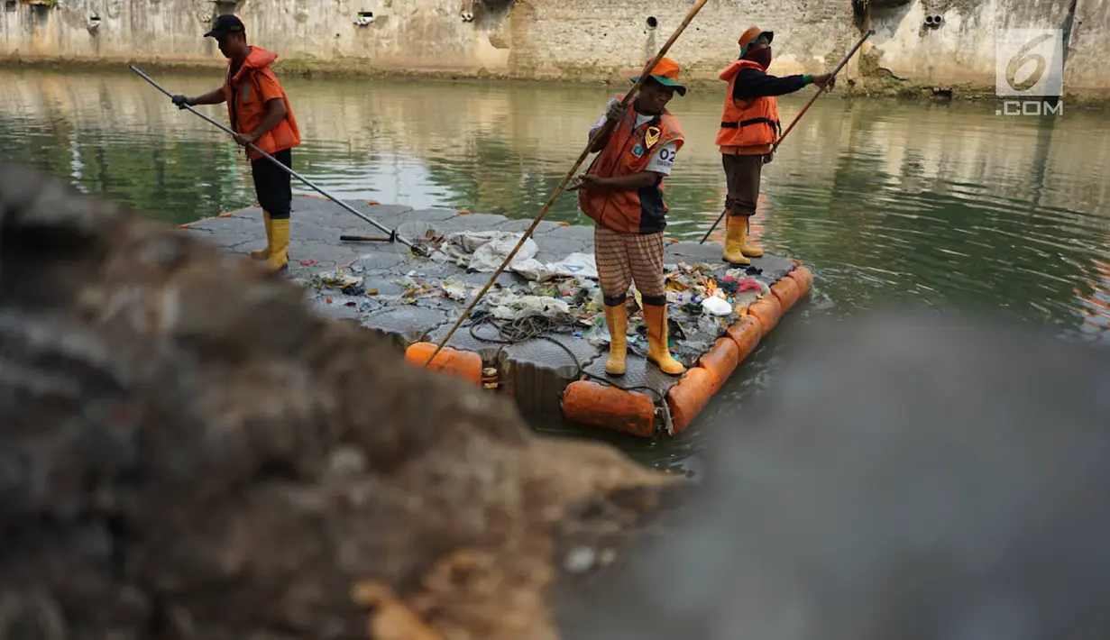 Petugas membersihkan sampah plastik yang mengapung di aliran anak Sungai Ciliwung, Pasar Baru, Jakarta, Selasa (6/8/2019). Perilaku buruk sebagian masyarakat yang membuang sampah sembarangan menyebabkan petugas harus membersihkan sungai setiap hari. (Liputan6.com/Immanuel Antonius)