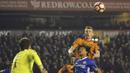Pemain Chelsea, Nathan Ake ((2kanan) berduel dengan pemain Wolverhampton Wanderers, Jon Daoi Boovarsson pada putaran kelima Piala FA di Molineux stadium, Wolverhampton, (18/2/2017). Chelsea menang 2-0. (AP/Rui Vieira)
