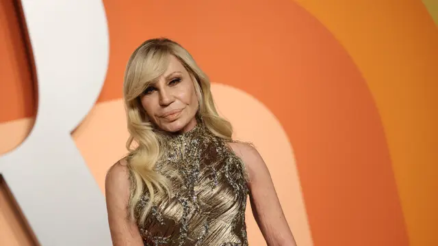 Donatella Versace Mundur Setelah Menjabat Direktur Kreatif Hampir 30 Tahun, Masa Depan Merek Jadi Sorotan