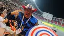 Salah satu orang Thailand menggunakan pakaian khas negaranya pada upacara penutupan SEA Games 2025 yang berlangsung di Rajamangala Stadium, Bangkok, Sabtu (20/12/2025) malam WIB.