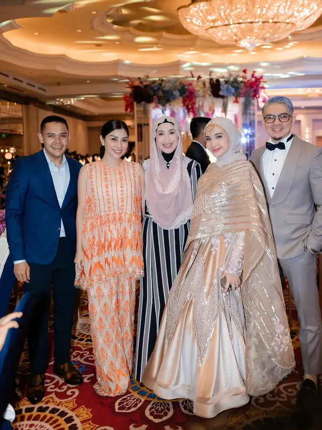 6 Potret Irwansyah Kondangan dengan Gaya Rambut Silver, Hot Daddy Dua Anak