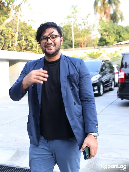 “Sekarang saat ini saya 24 jam, ya nggak, saya bagi, tapi saya tinggal bersama bapak saya. Alhamdulillah (sadar) cuma memang sudah kurus, masih bisa jalan,” ujar Ammar Zoni saat jumpa pers di kawasan Menteng, Jakarta Pusat, Senin (9/10). [Foto: Budy Santoso/KapanLagi.com]