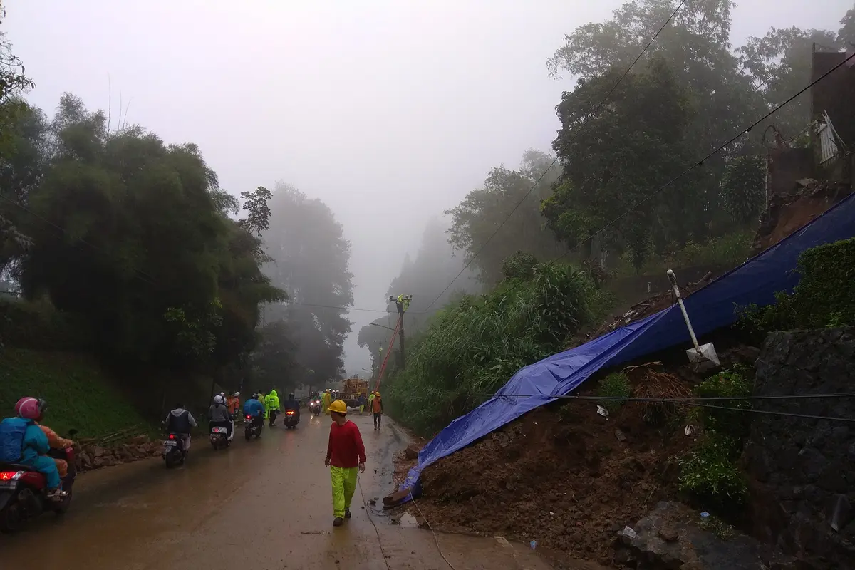 Longsor menutupi jalur Puncak, Bogor, Jawa Barat.