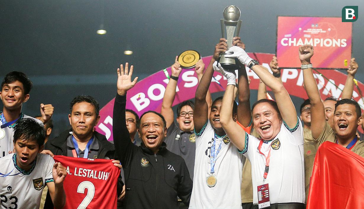 Tim asuhan Bima Sakti itu pun berhasil mengembalikan trofi Piala AFF U-16 ke Indonesia setelah pada 2018 lalu juga berhasil dimenangkan oleh Timnas Indonesia U-16 asuhan Fakhri Husaini. (Bola.com/Bagaskara Lazuardi)
