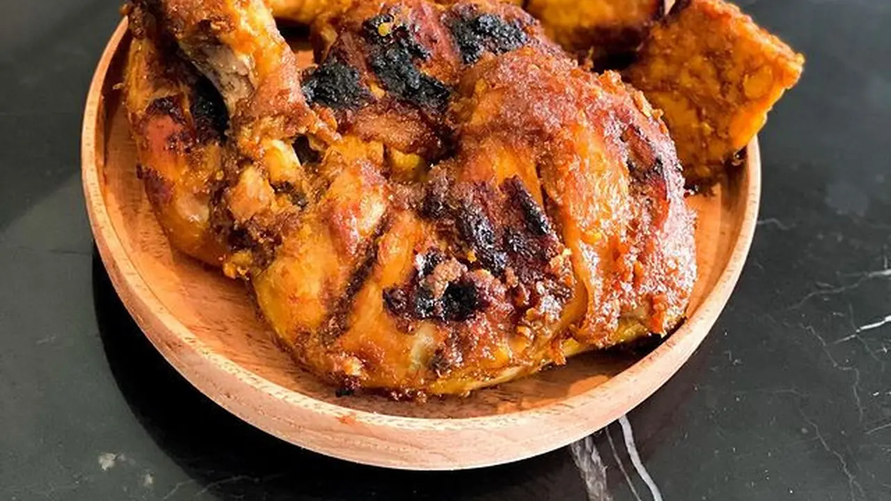 Sepiring ayam bakar pedas manis