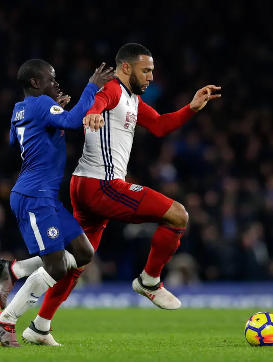 Pemain Chelsea,  N'Golo Kante berebut bola dengan pemain West Bromwich Albion, Matt Phillips pada laga pekan ke-27 Premier League di Stamford Bridge, Selasa (13/2). Chelsea menang dengan tiga gol tanpa balas atas West Bromwich Albion. (AP/Alastair Grant)