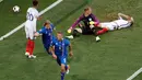 Pemain Islandia, Ragnar Sigurdsson, merayakan golnya ke gawang Inggris pada babak 16 besar Piala Eropa 2016 di Stade de Nice, Nice, Selasa (28/6/2016) dini hari WIB. (Reuters/Yves Herman)
