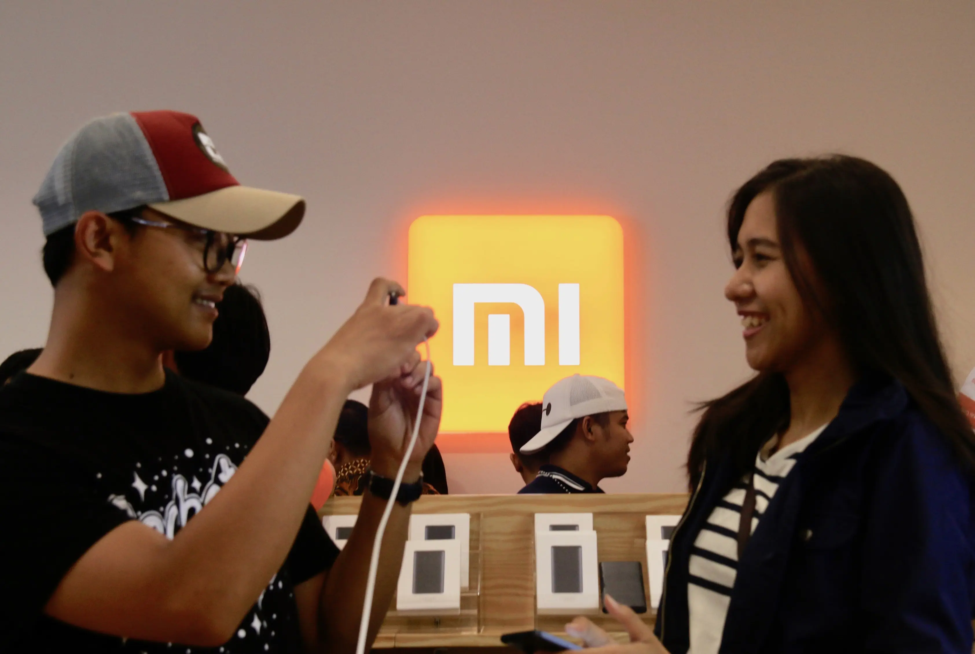 Pengunjung mencoba berbagai macam produk di Authorized Mi Store Summarecon Mall Bekasi (Foto: Dokumentasi Xiaomi)