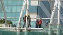 Pekerja menyelesaikan proyek pembangunan stasiun LRT Cawang-Gatot Soebroto, Jakarta, Jumat (26/6/2020). PT Adhi Karya (Persero) Tbk mencatat progres pembangunan jalur kereta api ringan atau light rail transit (LRT) Jabodebek tahap I telah mencapai 71,2% hingga 22 Mei 2020. (merdeka.com/Imam Buuhori)