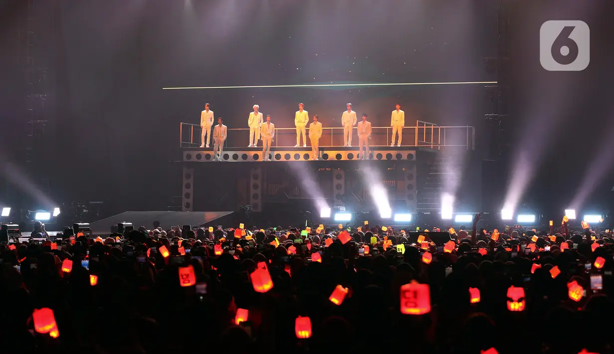 Grup idola K-Pop NCT 127 tampil dalam tur konser dunia kedua bertajuk "NEO City: Jakarta - THE LINK" di ICE BSD City, Tangerang, Banten, Jumat (4/11/2022). Tampil dalam balutan busana serba putih, NCT 127 membawakan sejumlah lagu di antaranya 'Kick It' dan 'Lemonade'. (Liputan6.com/Johan Tallo)